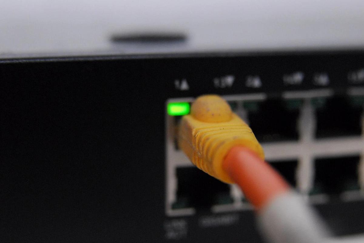 Used Cisco SG100-24 v2 24-Port Gigabit Switch Unmanaged