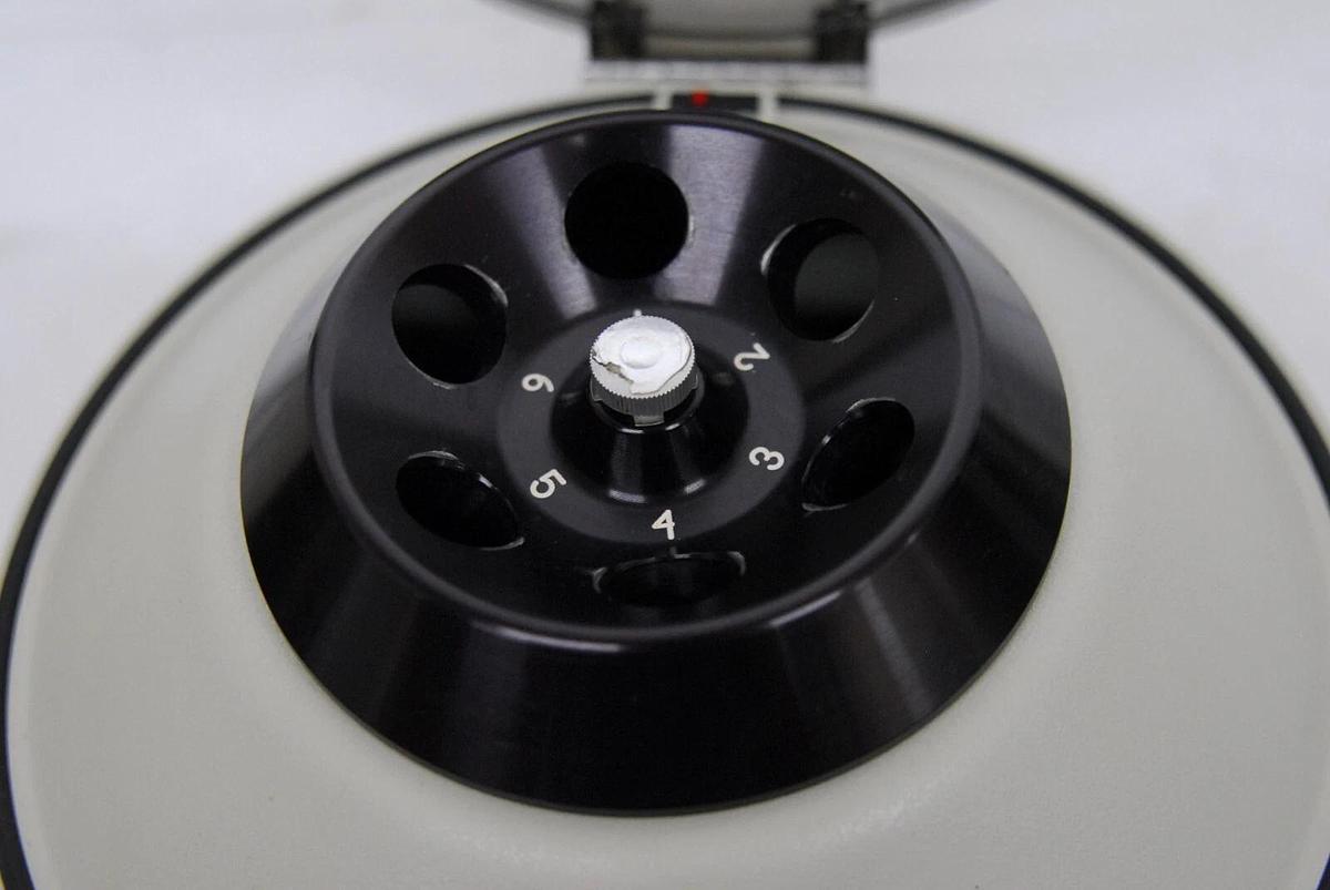 Used Clay Adams 420225 Compact II Centrifuge (Roche 0231) W/ 6-Place Rotor 3200 RPM