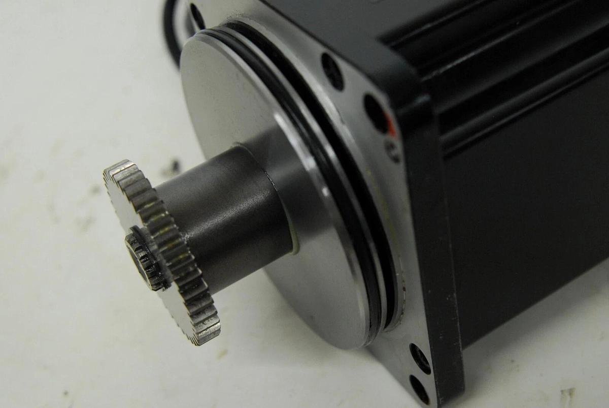 Used Kawasaki Sanyo Denki P60B13200LCX2C BL Super Servo Motor / 60490-1032RON Encoder