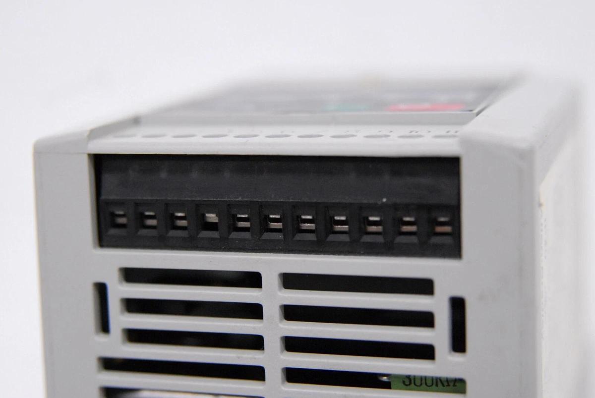 Used Allen-Bradley 160-AA03NSF1P1 7.06 C Variable Frequency Drive W/ 160-P1 Keypad