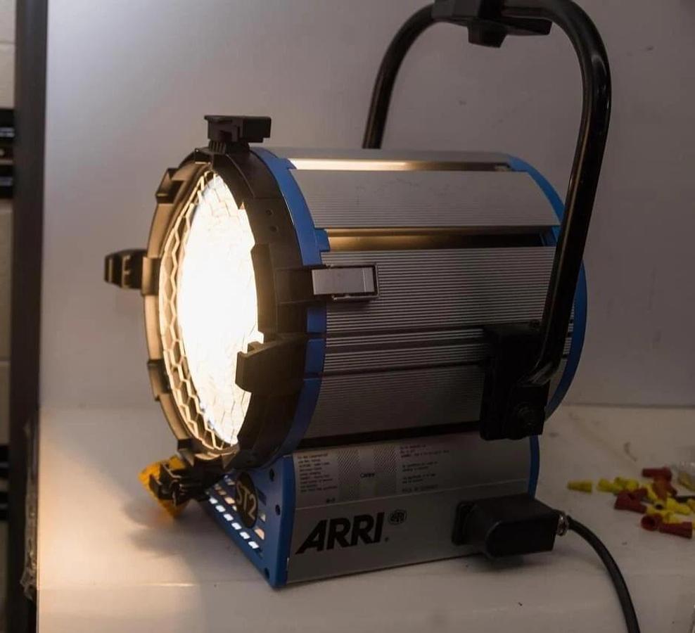 Used ARRI ST2 10" 2000W True Blue Studio Fresnel Light L1.40750.H / TESTED
