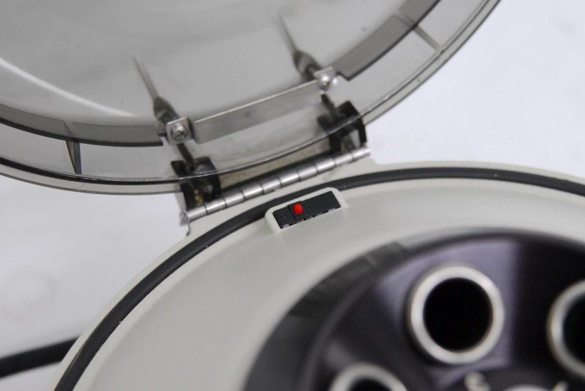 Used Clay Adams 420225 Compact II Centrifuge (Roche 0231) W/ 6-Place Rotor 3200 RPM