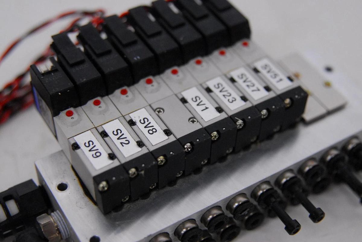 Used Koganei 040M10AJ-6W Manifold W/ 8 A040-4E1 Air Valves