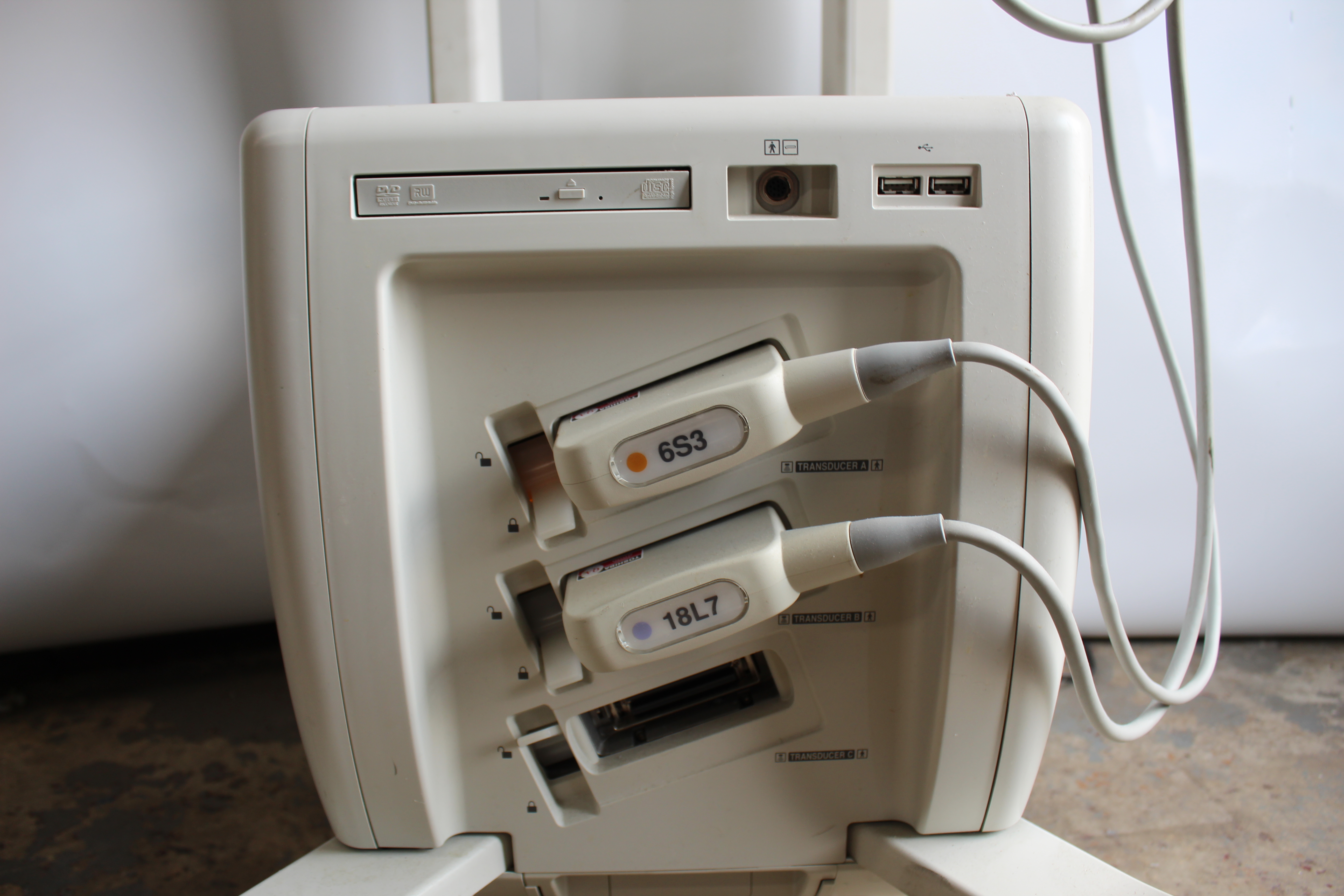 Used Toshiba Xario 200 Ultrasound TUS-X200 w/ 6S3 + 18L7 Probes