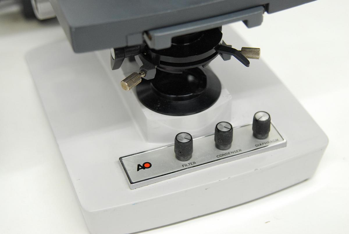 Used AO American Optical One-Twenty Teaching Microscope W/ 4x 10x 40x 100x Objectives, Power Supply, MORE