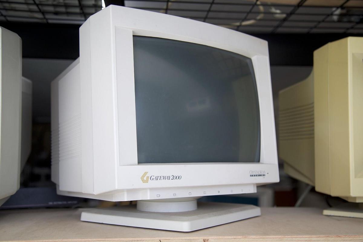 Used Gateway 2000 Crystalscan 1024 NI PMV1448 14" Color VGA CRT Monitor