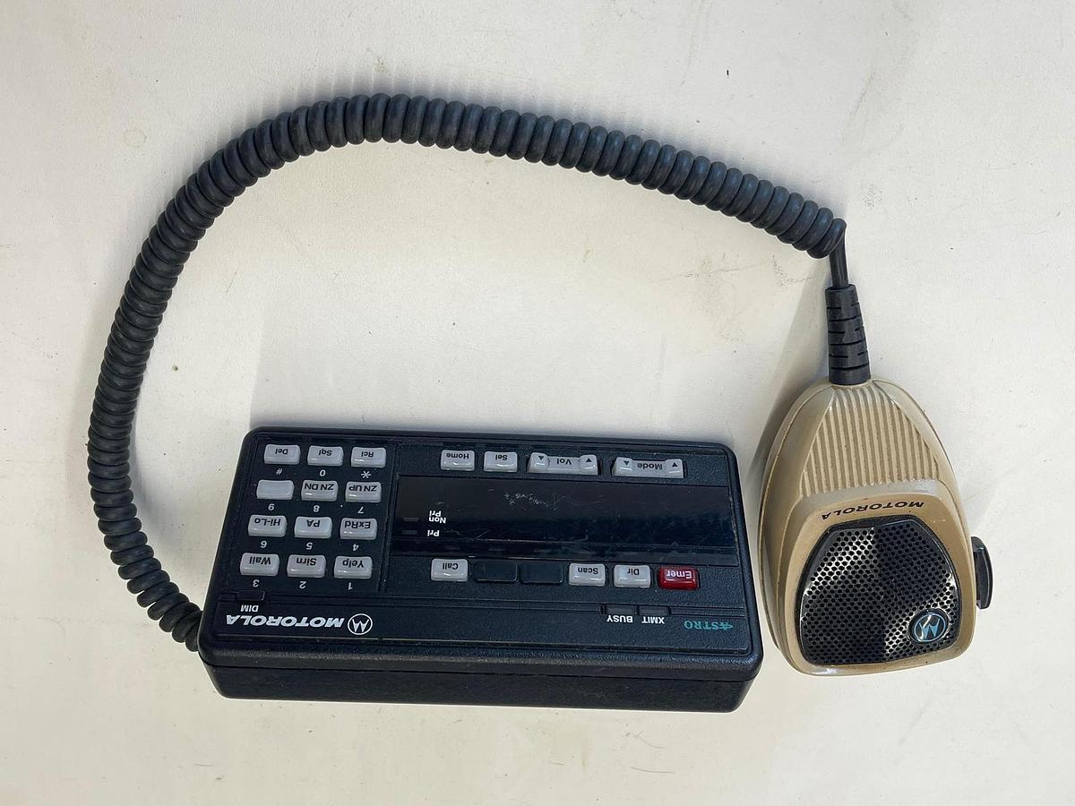 Used Motorola Astro HCN1079J Systems 9000 W/ HMN1061A MIC