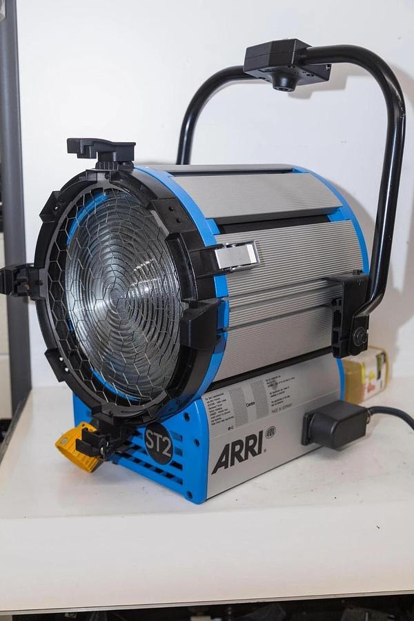 Used ARRI ST2 10" 2000W True Blue Studio Fresnel Light L1.40750.H / TESTED