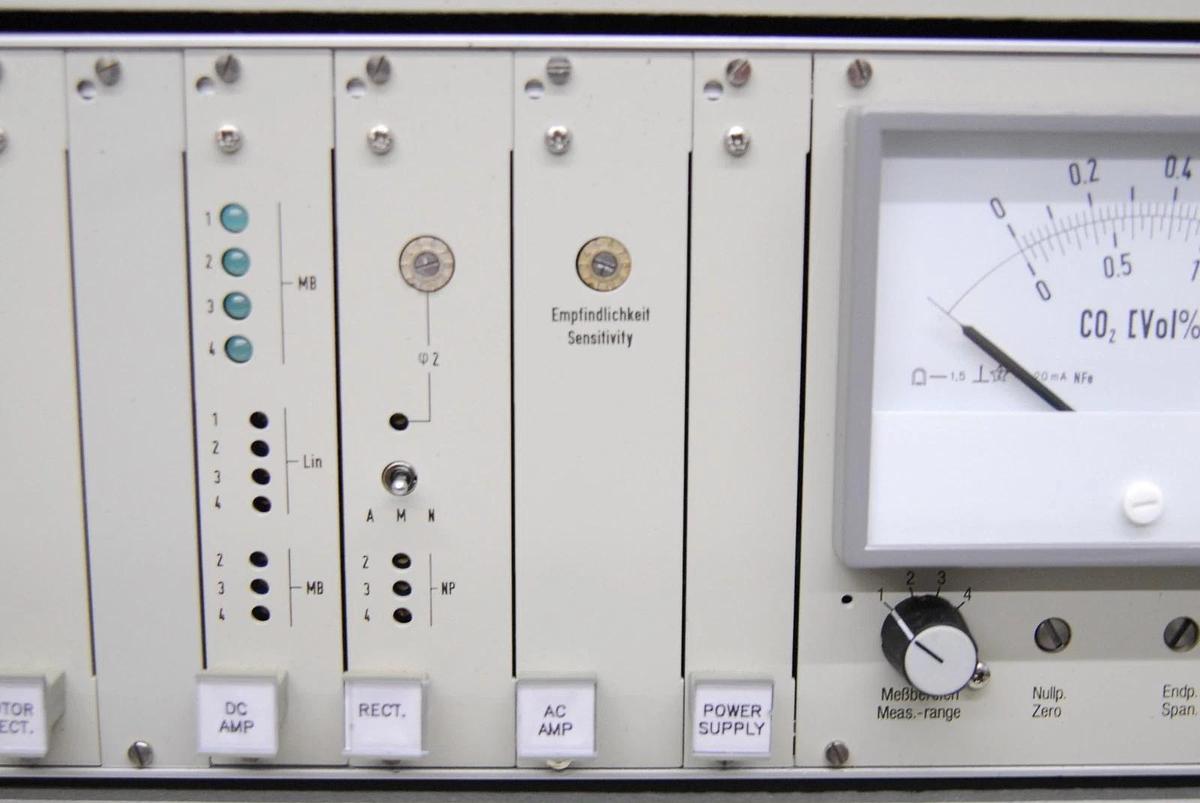 Used H&B  URAS 3 G Gas Analyzer C02 (Hartmann and Braun) - Read Description