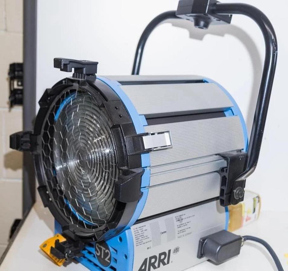 Used ARRI ST2 10" 2000W True Blue Studio Fresnel Light L1.40750.H / TESTED