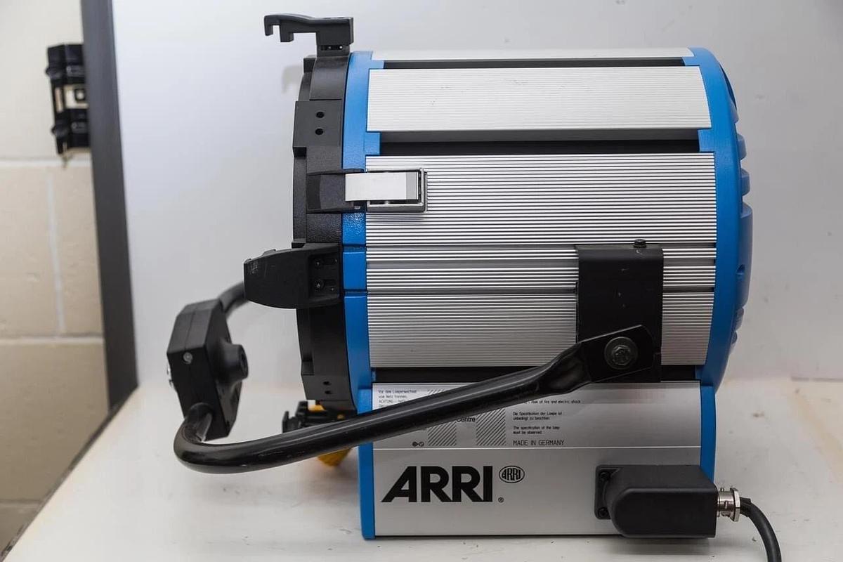 Used ARRI ST2 10" 2000W True Blue Studio Fresnel Light L1.40750.H / TESTED