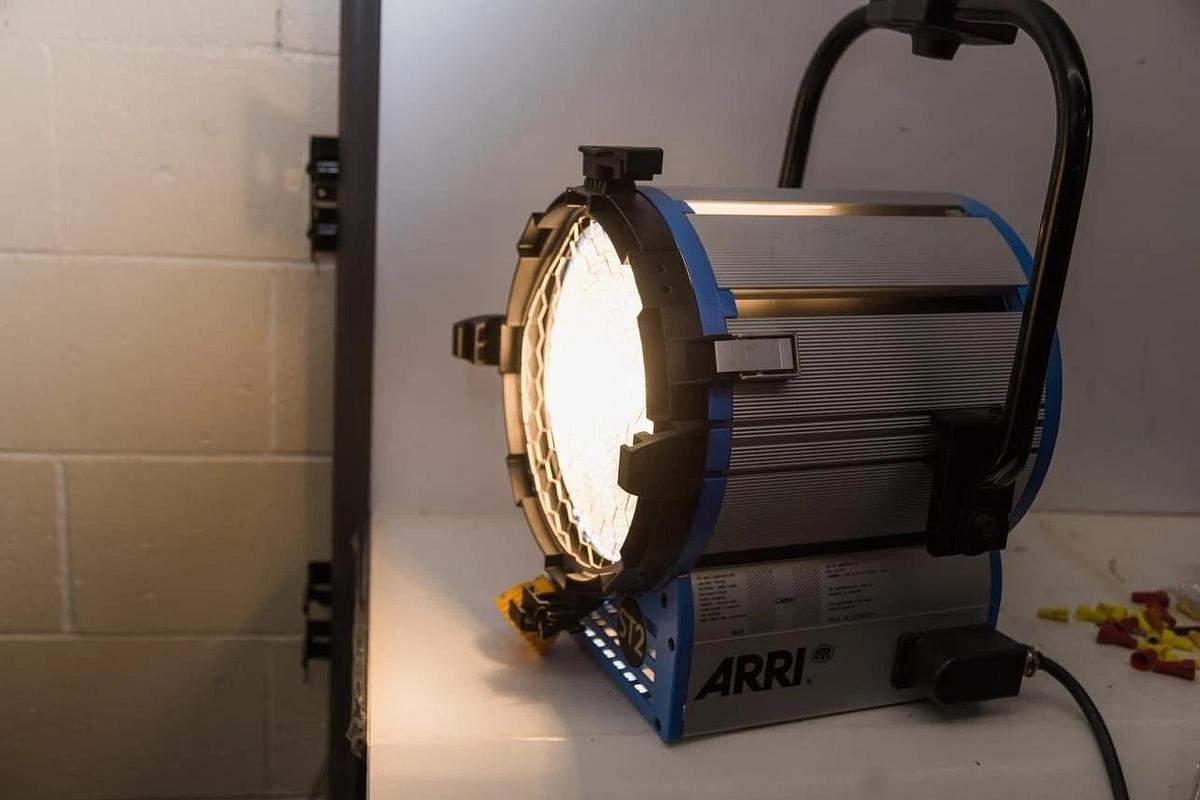 Used ARRI ST2 10" 2000W True Blue Studio Fresnel Light L1.40750.H / TESTED