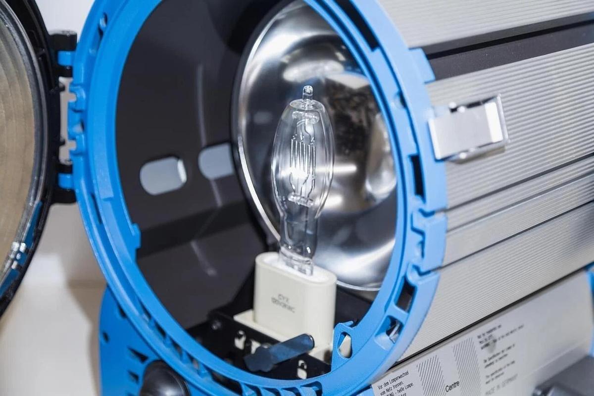 Used ARRI ST2 10" 2000W True Blue Studio Fresnel Light L1.40750.H / TESTED