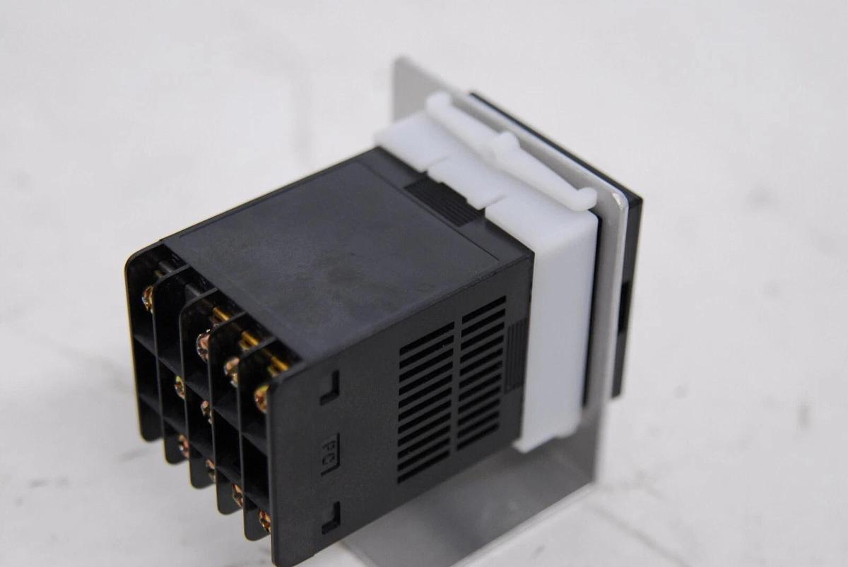 Used TOHO TTM-004 Digital Temperature Controller (QIAGEN BIOROBOT EZ1)