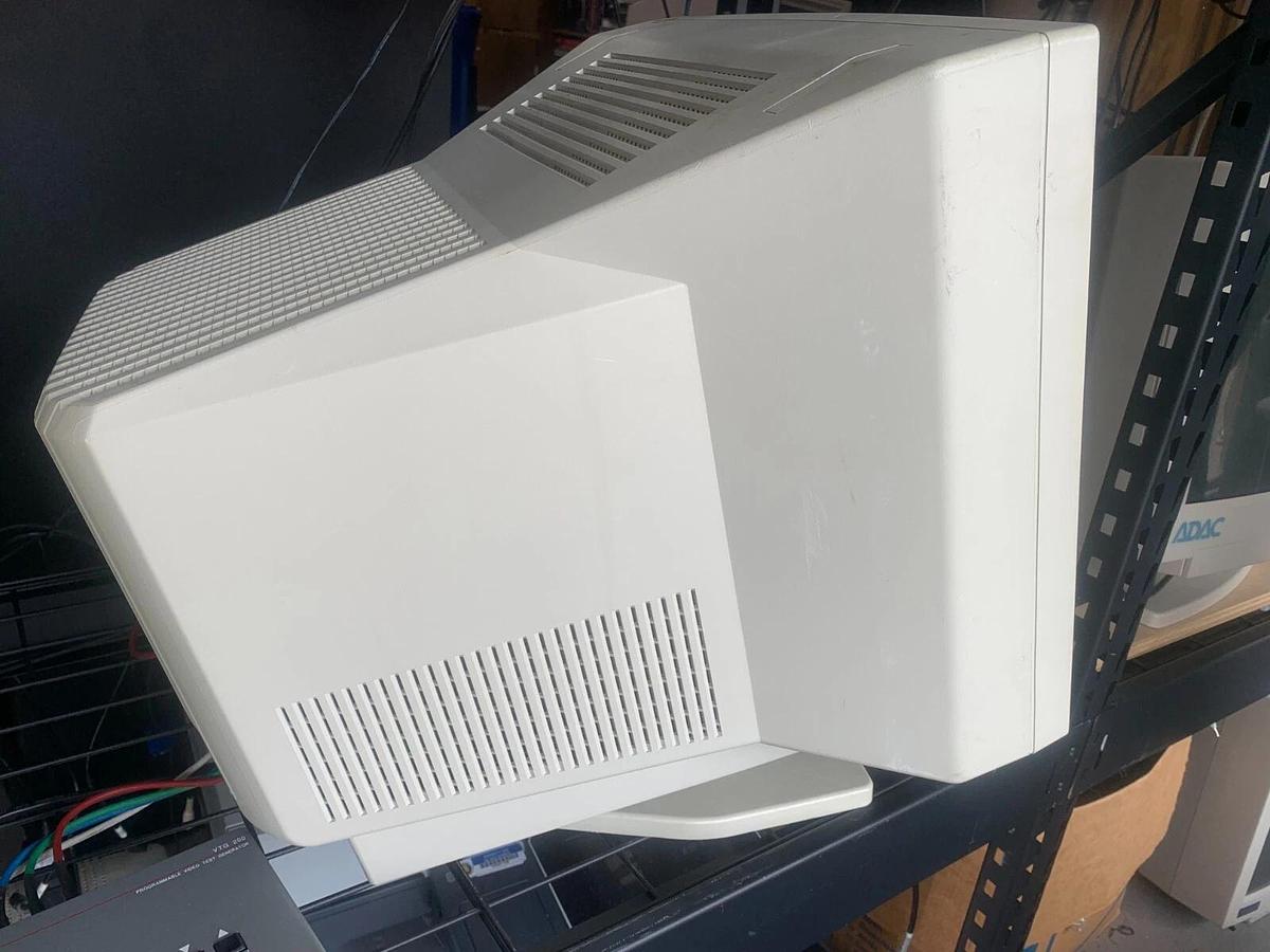 Used DELL 19" Color Graphic ULTRA SCAN Trinitron D2026T