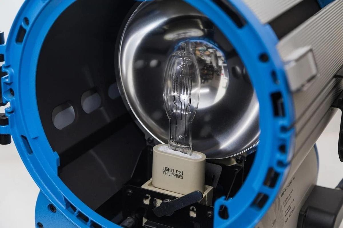 Used ARRI ST2 10" 2000W True Blue Studio Fresnel Light L1.40750.H / TESTED