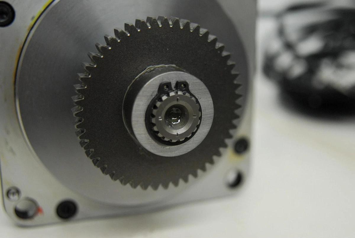 Used Kawasaki Sanyo Denki P60B13200LCX2C BL Super Servo Motor / 60490-1032RON Encoder