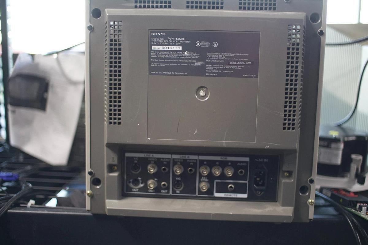 Used Sony Trinitron PVM-14N6U - 14"