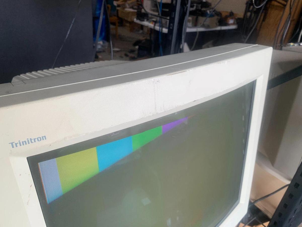 Used DELL 19" Color Graphic ULTRA SCAN Trinitron D2026T