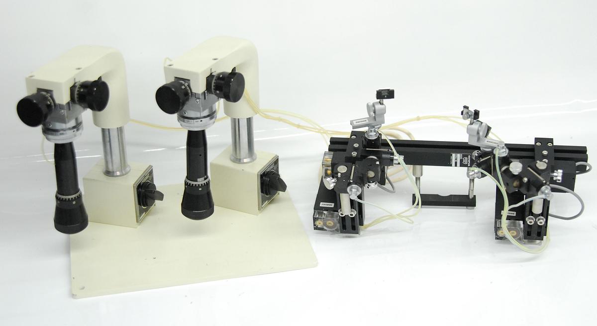 Used Narishige MMO-202DS Oil Hydraulic Microscope Micromanipulator - Lot of 2