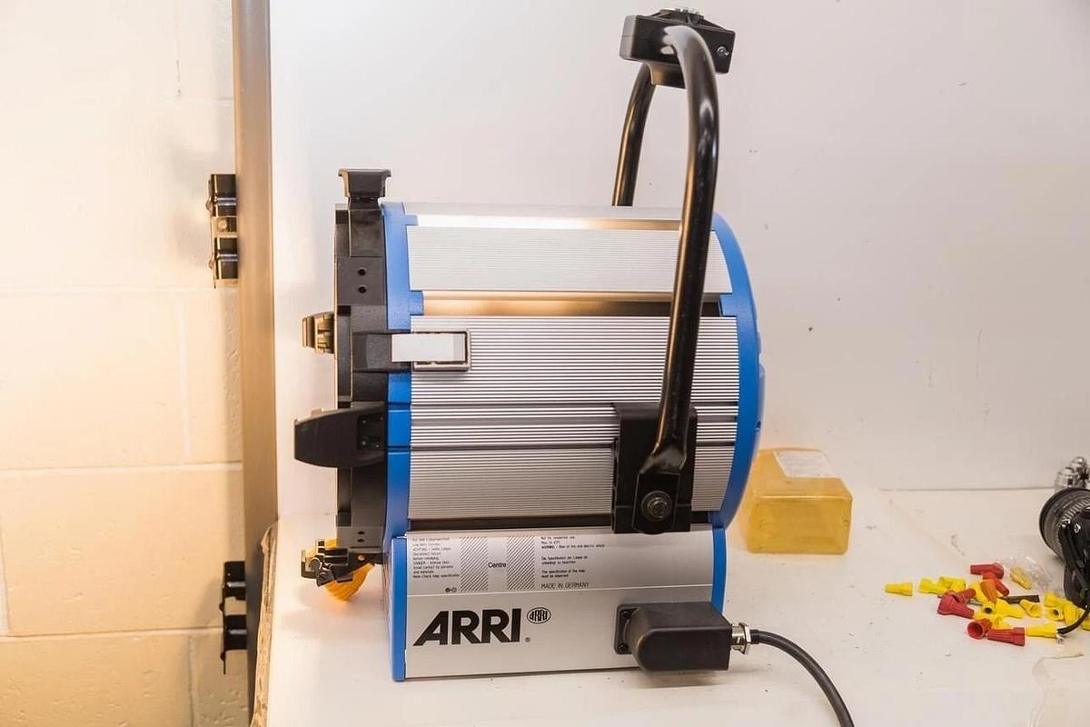 Used ARRI ST2 10" 2000W True Blue Studio Fresnel Light L1.40750.H / TESTED