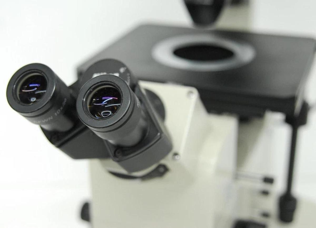 Used Nikon Diaphot Inverted Microscope W/ 4x Objective/Achr 0.15 Condenser/Eyepieces