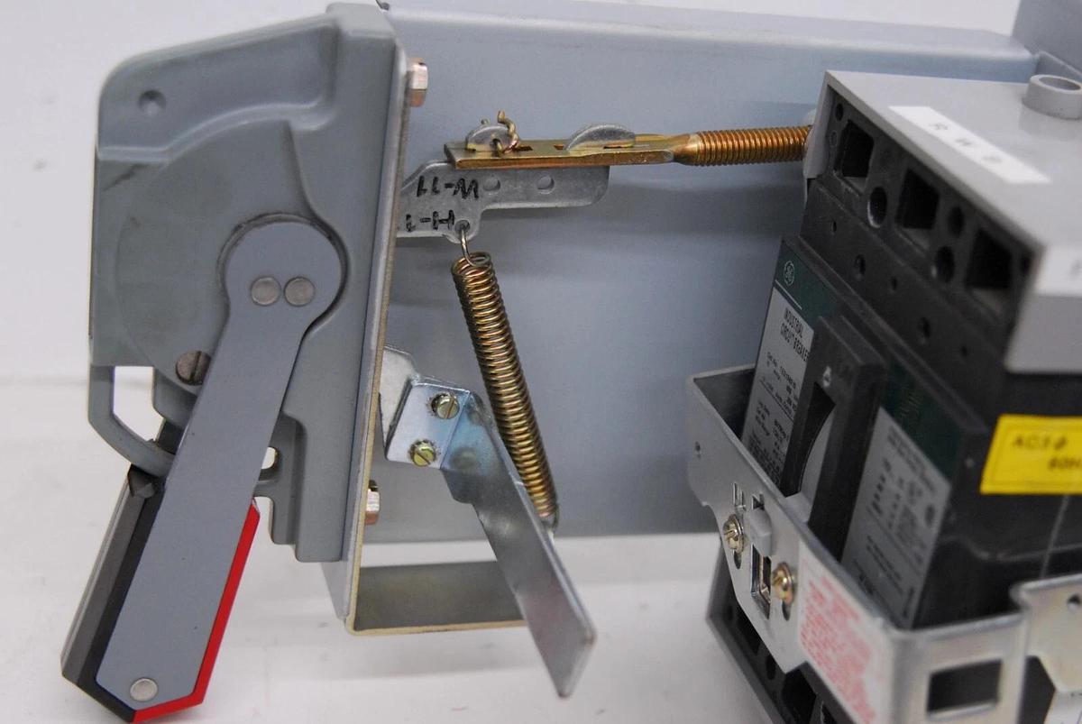 Used GE TED136015 Industrial Circuit Breaker W/ Allen Bradley 1494V-M40 Mechanism