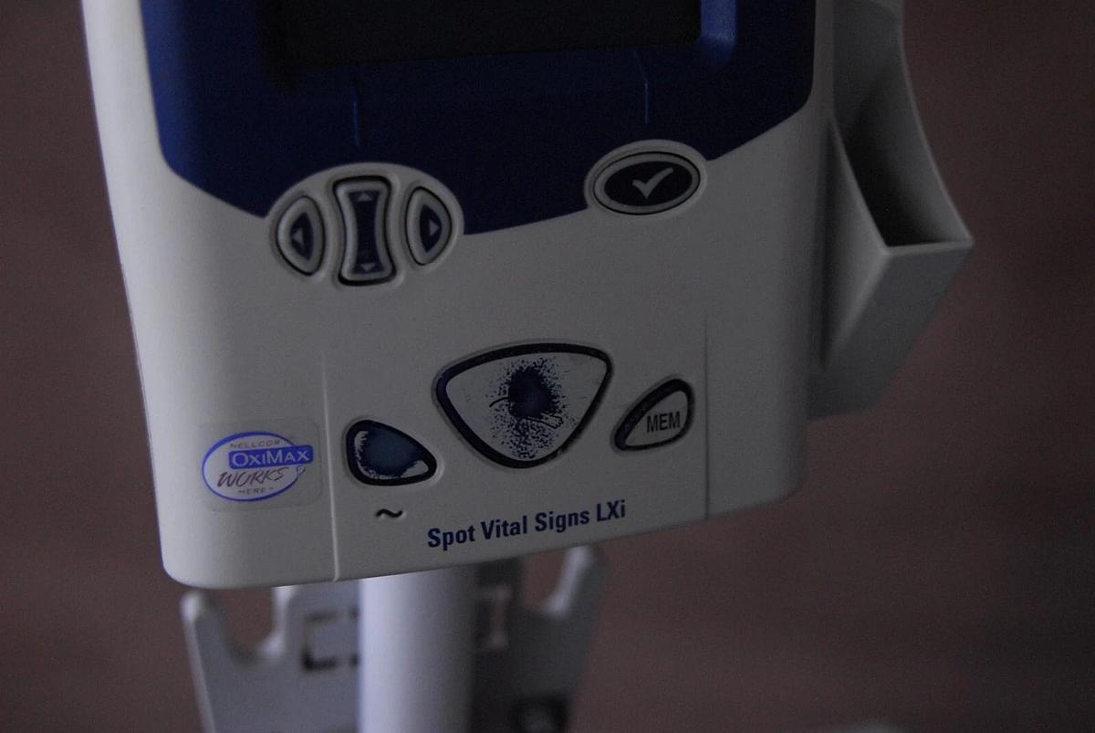 Used Welch Allyn 45NTO Vital Signs Spot LXi Patient Monitor W/ Stand