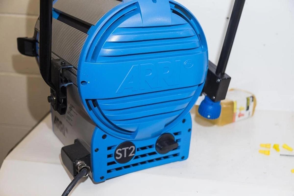 Used ARRI ST2 10" 2000W True Blue Studio Fresnel Light L1.40750.H / TESTED