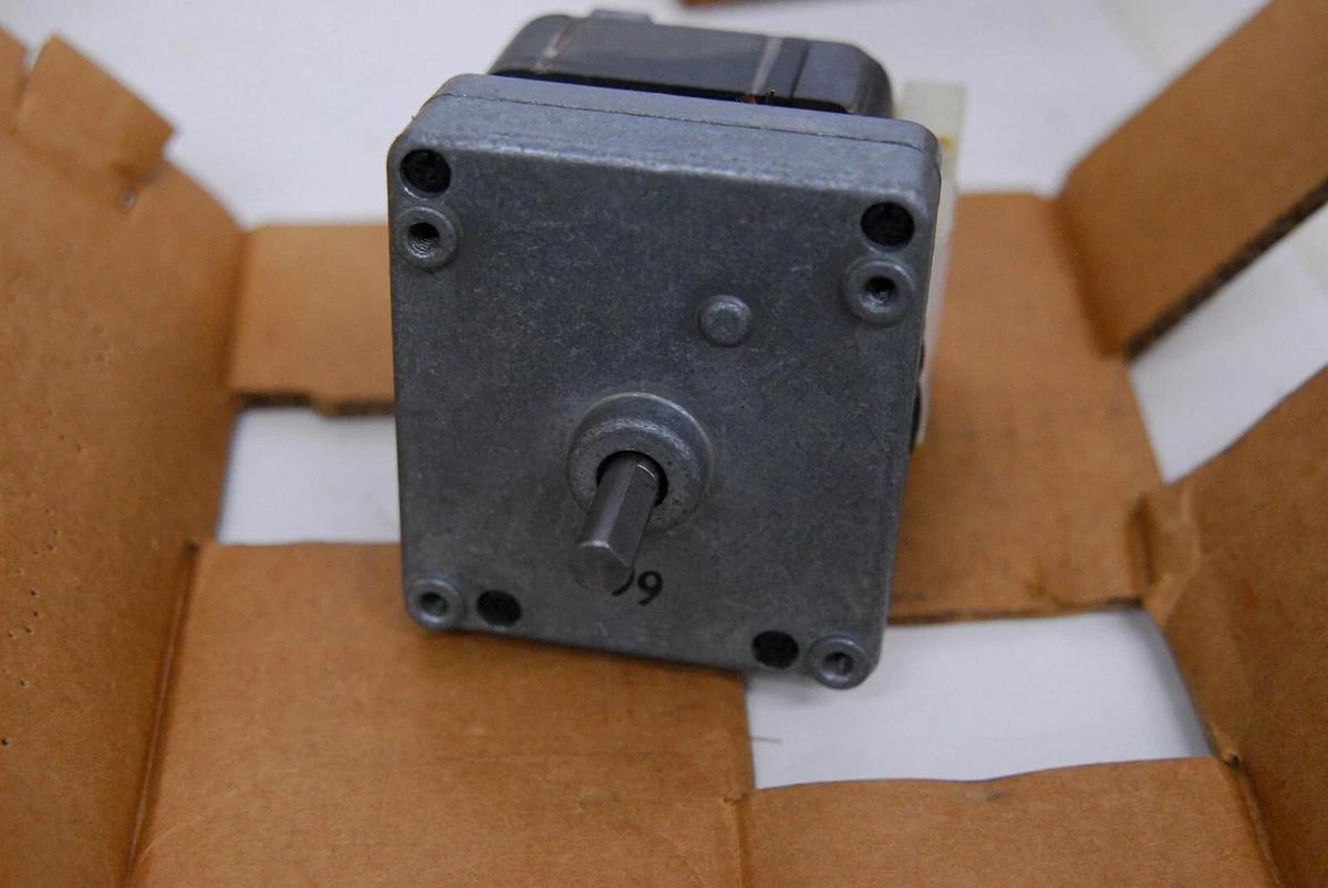 Dayton 2Z809C Shared Pole Gearmotor 96:1 - Lot of 4