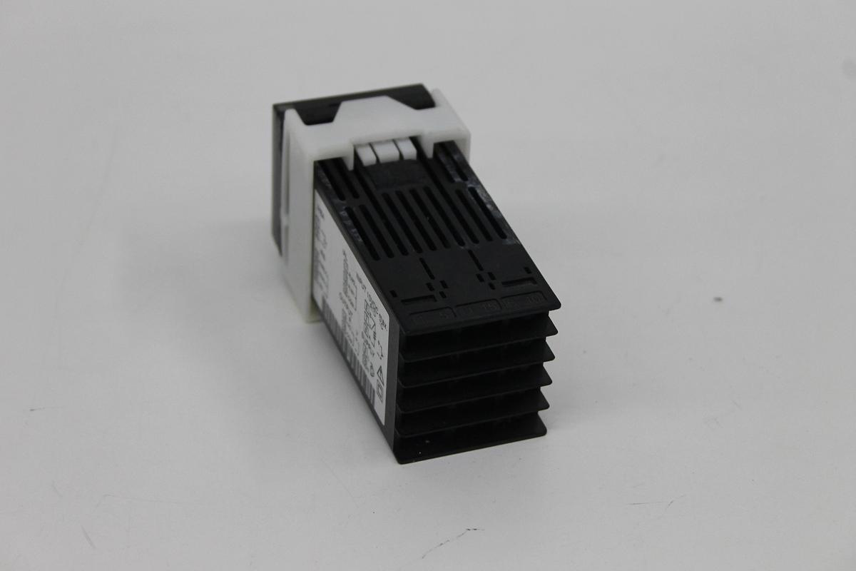 Used YOKOGAWA UT130 TEMPERATURE CONTROLLER