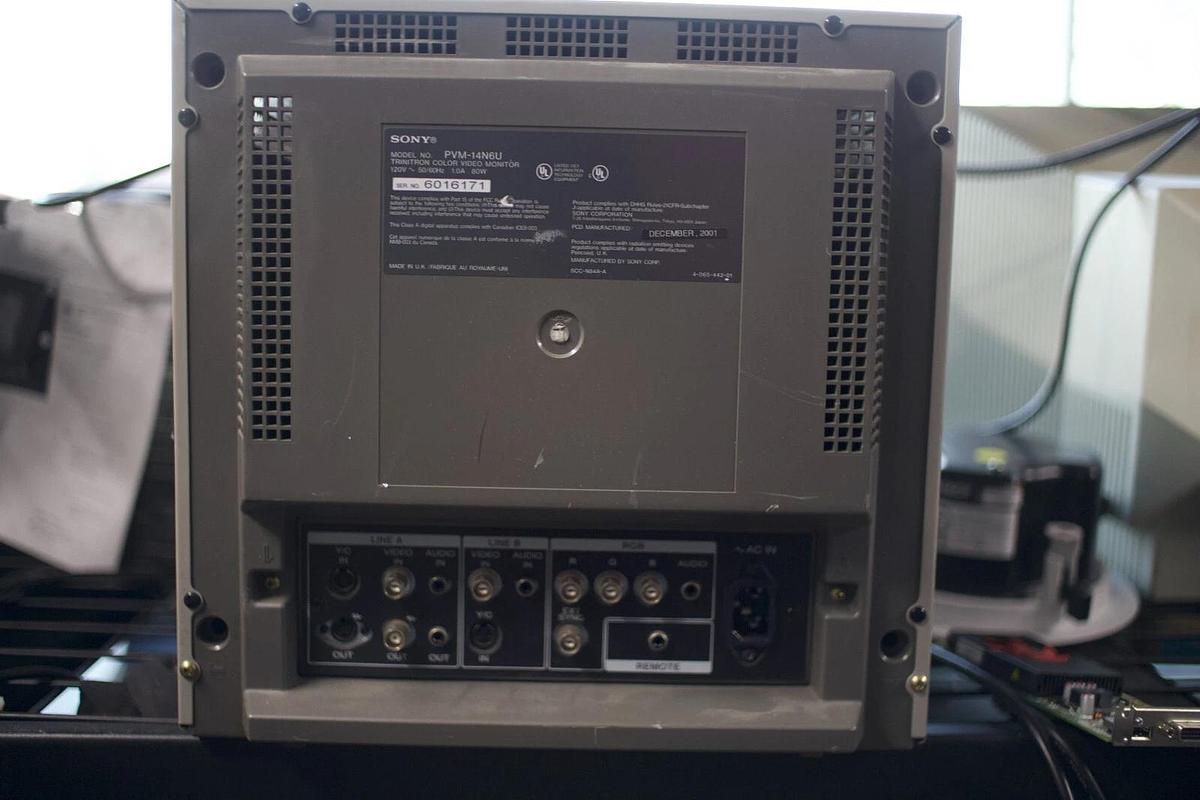 Used Sony Trinitron PVM-14N6U - 14"