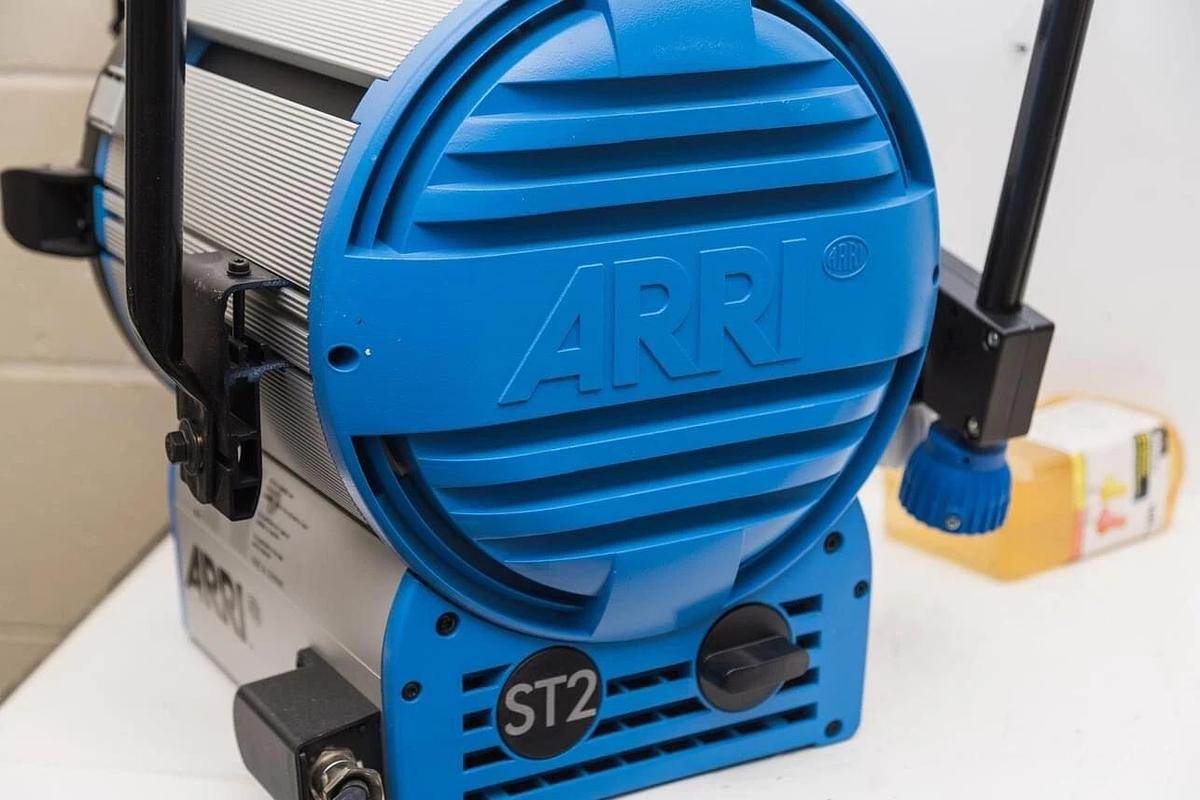 Used ARRI ST2 10" 2000W True Blue Studio Fresnel Light L1.40750.H / TESTED
