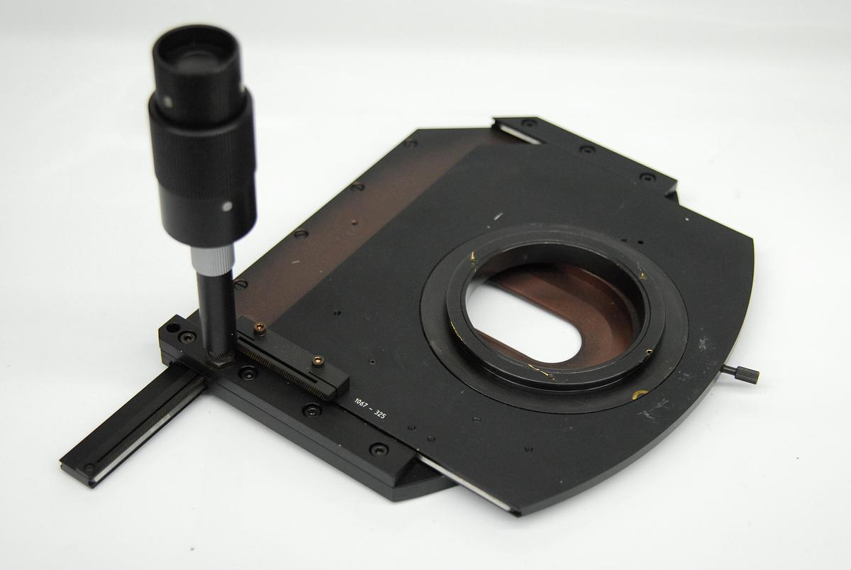 Used Zeiss 1067-325 Right Hand Rotating XY Microscope Stage 75mmx50mm/240°