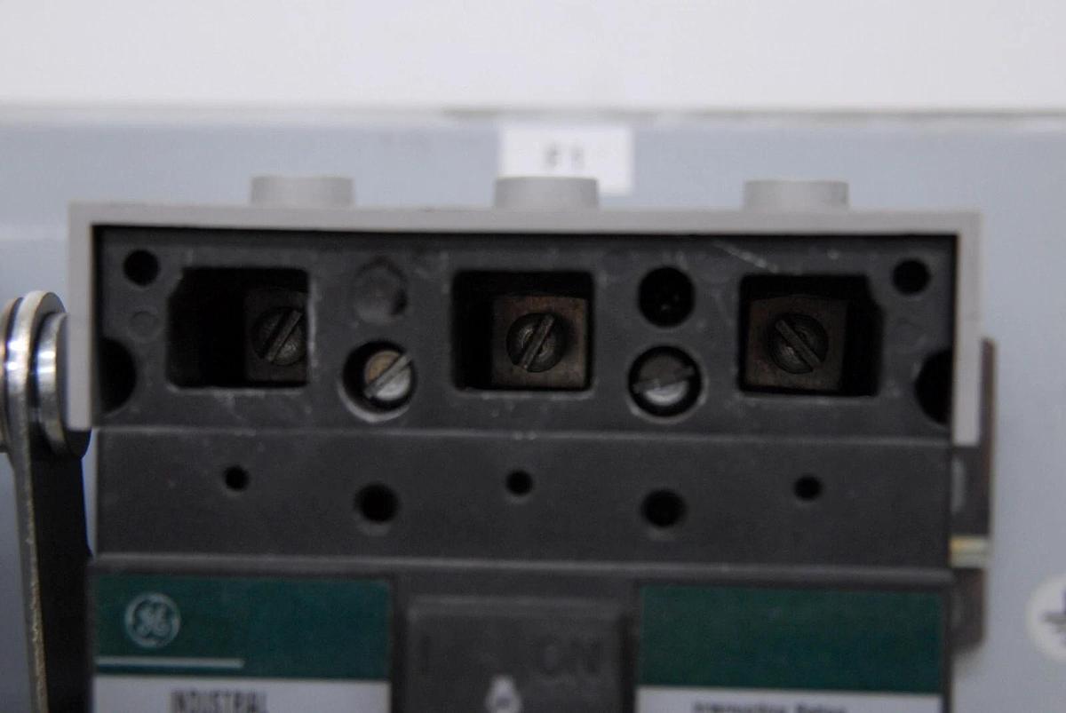 Used GE TED136015 Industrial Circuit Breaker W/ Allen Bradley 1494V-M40 Mechanism