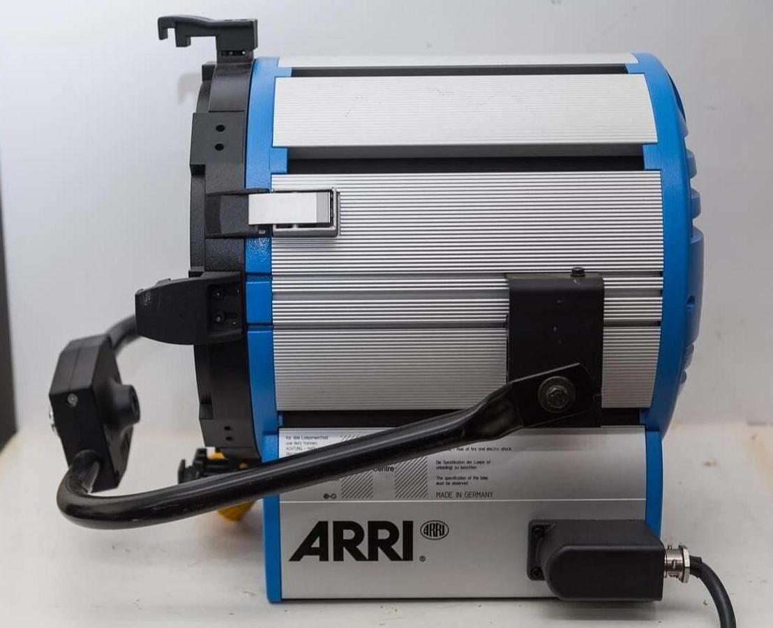 Used ARRI ST2 10" 2000W True Blue Studio Fresnel Light L1.40750.H / TESTED