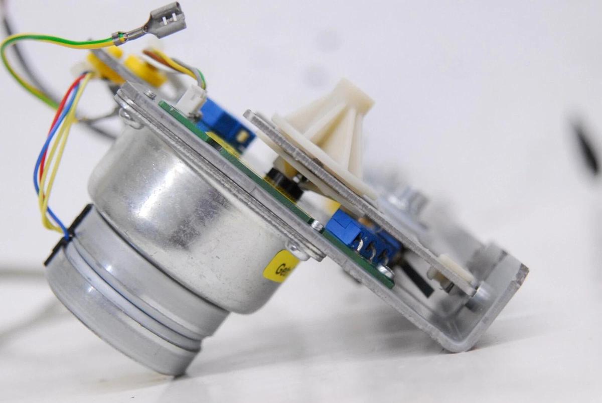 Used Hettich E2665 Lid Lock/Latch Assembly - 1401-01 Universal 320