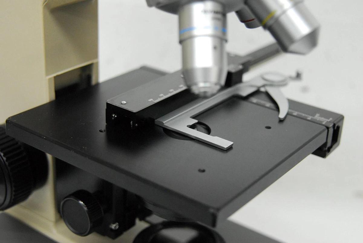 Used Olympus CH-2 CHT Binocular Microscope W/ E A4x/10x/40x Objectives