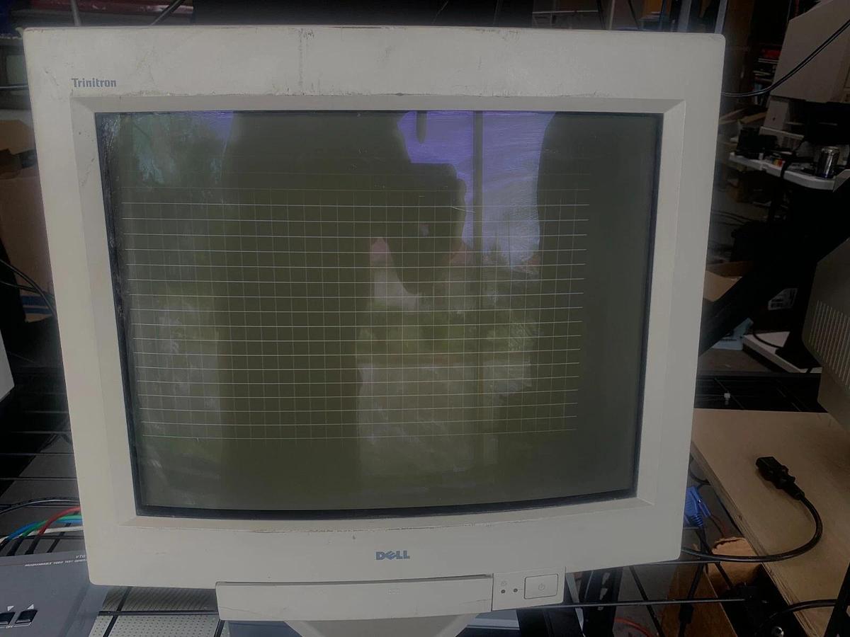 Used DELL 19" Color Graphic ULTRA SCAN Trinitron D2026T