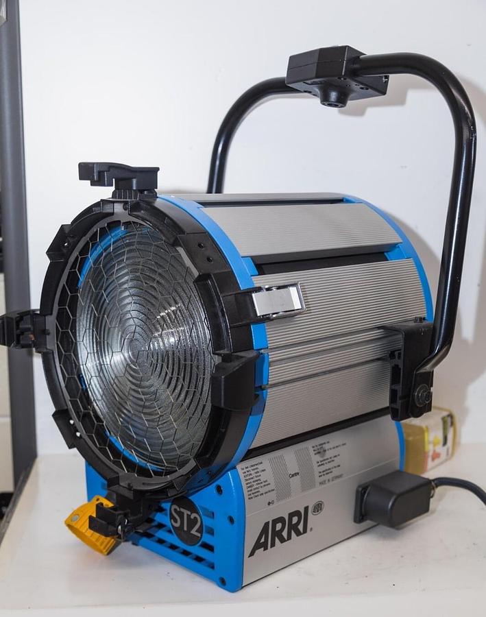 Used ARRI ST2 10" 2000W True Blue Studio Fresnel Light L1.40750.H / TESTED