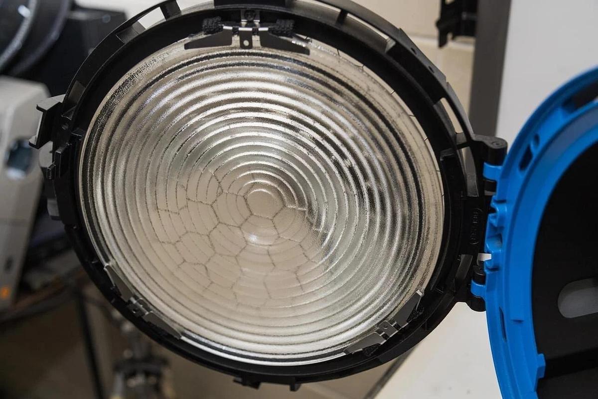 Used ARRI ST2 10" 2000W True Blue Studio Fresnel Light L1.40750.H / TESTED