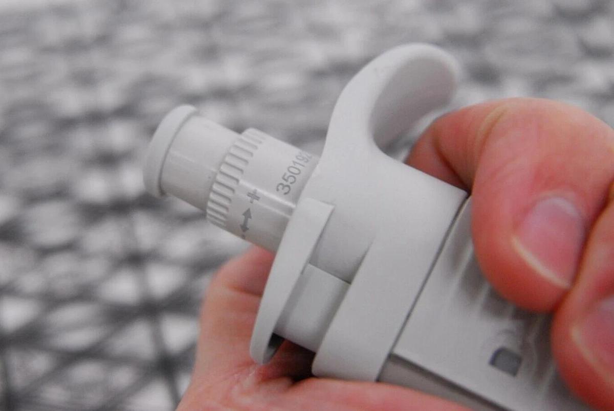 Used Eppendorf Research 10 0.5-10µL 8-Channel Manual Pipette