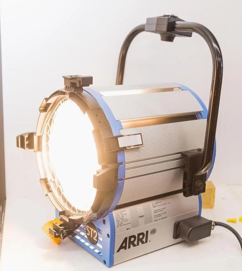 Used ARRI ST2 10" 2000W True Blue Studio Fresnel Light L1.40750.H / TESTED