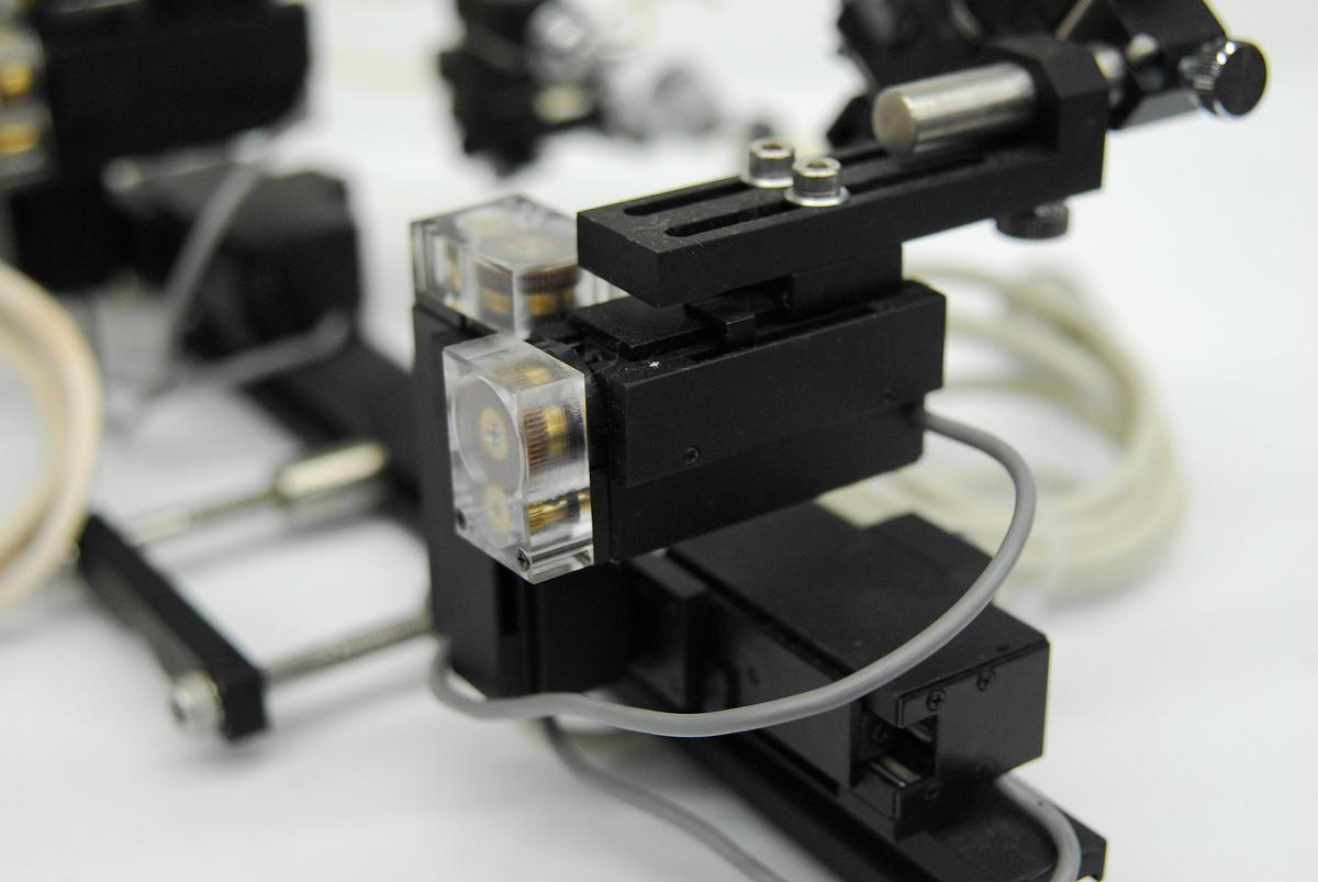 Used Narishige MMO-202DS Oil Hydraulic Microscope Micromanipulator - Lot of 2