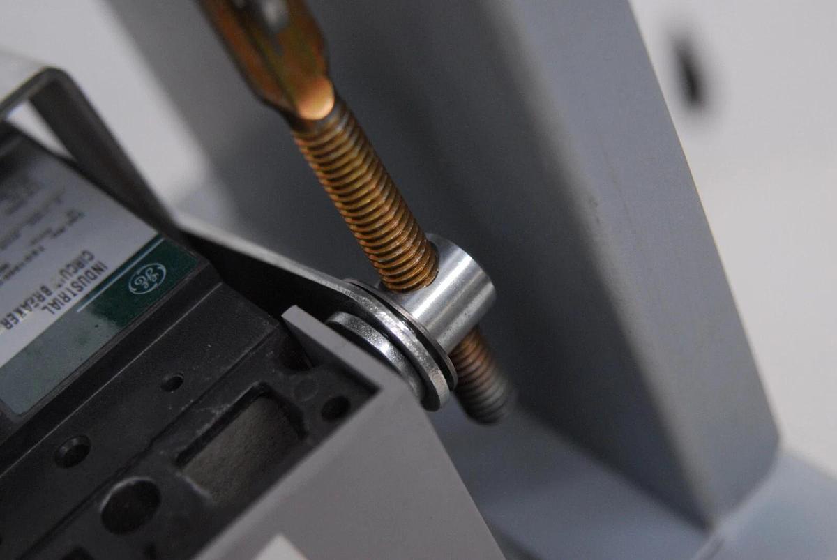 Used GE TED136015 Industrial Circuit Breaker W/ Allen Bradley 1494V-M40 Mechanism