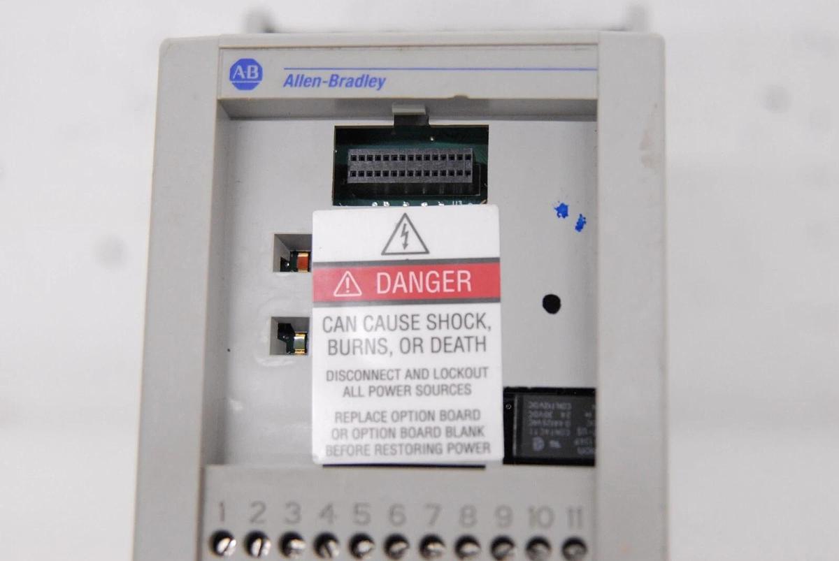 Used Allen-Bradley 160-AA03NSF1P1 7.06 C Variable Frequency Drive W/ 160-P1 Keypad