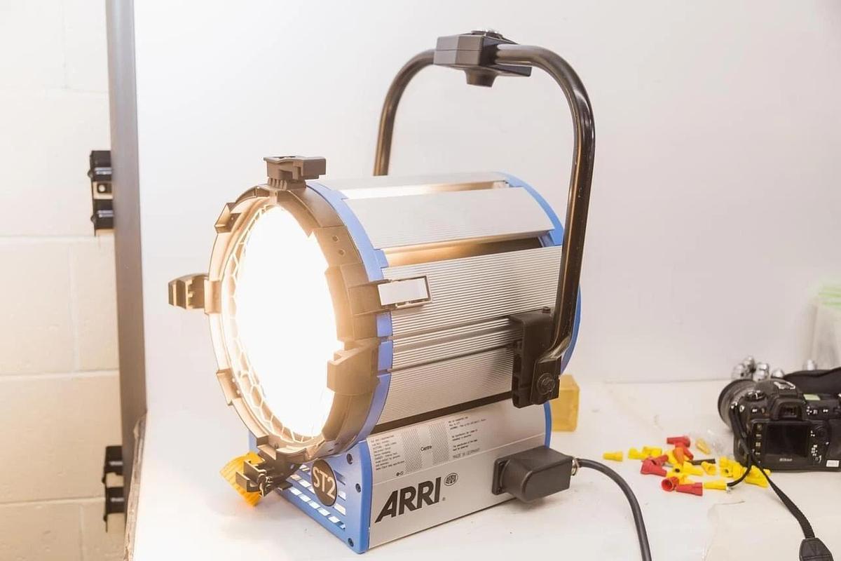 Used ARRI ST2 10" 2000W True Blue Studio Fresnel Light L1.40750.H / TESTED