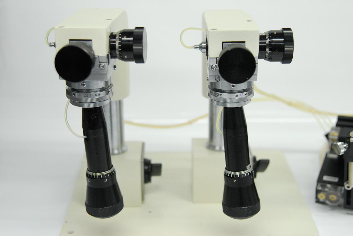 Used Narishige MMO-202DS Oil Hydraulic Microscope Micromanipulator - Lot of 2