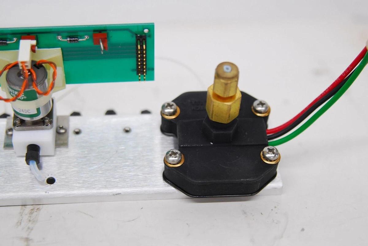 Used Applied Biosystems 600925 REV A Solenoid Manifold W/ Micro Switch 242PC15M