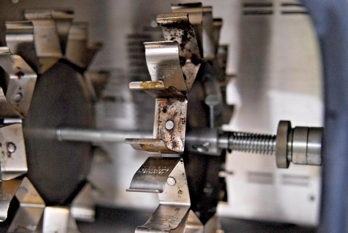 Used UVP 95-0031-01 HybriLinker HL-2000 Digital Hybridization Oven w/ UV Crosslinker